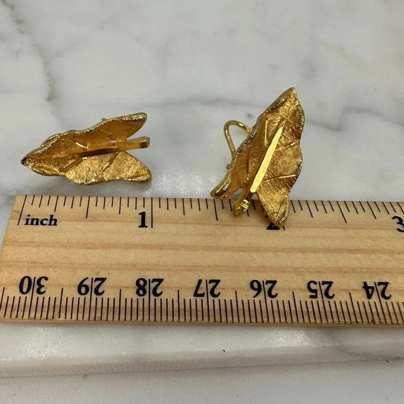 Vintage BSK Leaf Clip Back Earrings Signed Diamond Cut  Gold-tone Estate - Picture 8 of 8